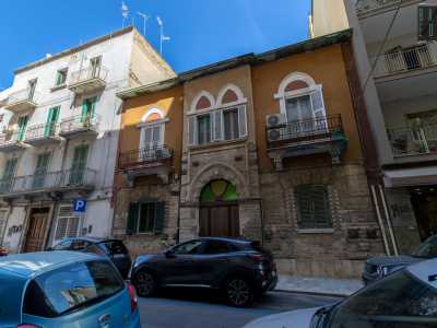 ...la seconda che conserva invece un elegante portale d�ingresso in pietra...
